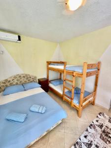Poschodová posteľ alebo postele v izbe v ubytovaní Apartments Dusseldorf