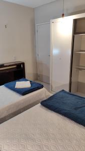 twee bedden naast elkaar in een slaapkamer bij Sevili Garden Hotel in Arujá