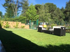 En trädgård utanför Luxury Villa Park
