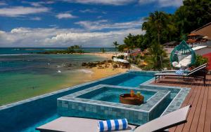 莫罗圣保罗Pousada Antonella的可以看到海滩景色的游泳池