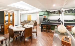 uma cozinha e sala de estar com mesa e cadeiras em Flat 5 estrelas em Campos do Jordão em Campos de Jordão