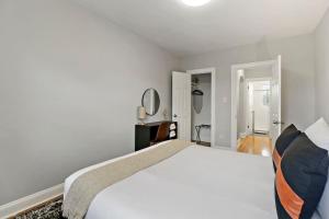 ein weißes Schlafzimmer mit einem großen weißen Bett. in der Unterkunft Spacious & Inviting 1BR Apt in Chicago - Cullom B2 in Chicago