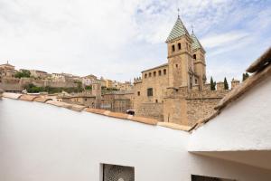 una vista desde el techo de un edificio con una torre en La Terracita de Bisagra, en Toledo