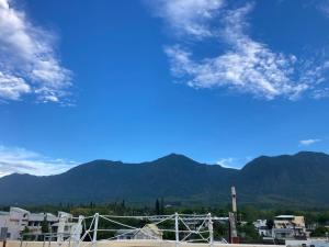 Pemandangan umum gunung atau pemandangan gunung yang diambil dari homestay
