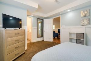 1 dormitorio con 1 cama y TV de pantalla plana en Summertime Escape with Grill Walk to Atlantic Beach, en Myrtle Beach