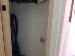 FerreyrettesにあるStudio cabine avec terrasse, piscine, parking sécurisé, proche plage et port - FR-1-607-47の鏡と窓のある部屋のある廊下 +13枚の写真