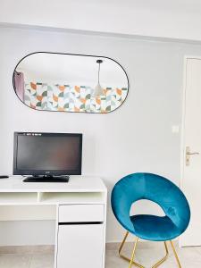 Televízia a/alebo spoločenská miestnosť v ubytovaní 2 bedroom luxury flat with Balcony Cannes Center