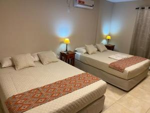 En eller flere senger på et rom på Hotel Yvy Pyta