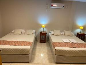 En eller flere senger på et rom på Hotel Yvy Pyta