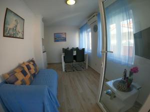 TV a/nebo společenská místnost v ubytování Apartments and rooms by the sea Palit, Rab - 5010