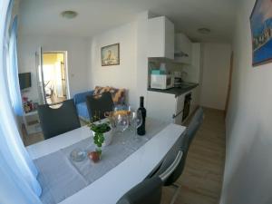 Kuchyň nebo kuchyňský kout v ubytování Apartments and rooms by the sea Palit, Rab - 5010