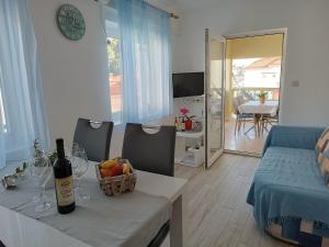TV a/nebo společenská místnost v ubytování Apartments and rooms by the sea Palit, Rab - 5010