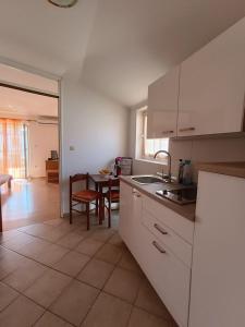 Kuchyň nebo kuchyňský kout v ubytování Apartments and rooms by the sea Palit, Rab - 5010