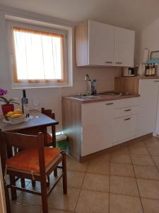 Kuchyň nebo kuchyňský kout v ubytování Apartments and rooms by the sea Palit, Rab - 5010