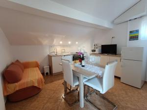 Kuchyň nebo kuchyňský kout v ubytování Apartments and rooms by the sea Palit, Rab - 5010