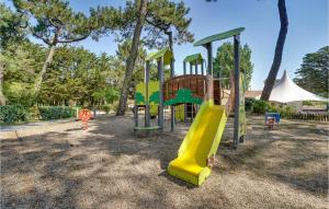 einen Spielplatz mit Rutsche in einem Park in der Unterkunft Amazing Home In La Faute-sur-mer With Outdoor Swimming Pool in La Faute-sur-Mer