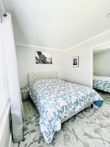 1 dormitorio con 1 cama con colcha azul y blanca en Contemporary Zen Place - Entire First Floor, en Thousand Oaks