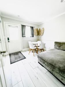 千橡市的住宿－Contemporary Zen Place - Entire First Floor，一间卧室配有一张床和一张桌子及椅子