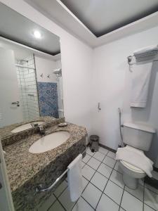 ein Bad mit einem Waschbecken und einem WC in der Unterkunft Praia do canto 502B in Vitória