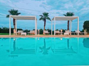 Bazén v ubytovaní Villa Arillà con piscina e padel alebo v jeho blízkosti
