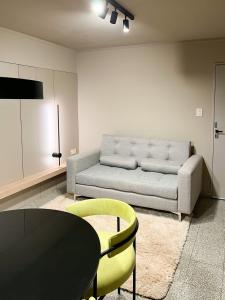 sala de estar con sofá y mesa en Departamento CENTRICO de dos dormitorios - EVA PERÓN en Santa Fe