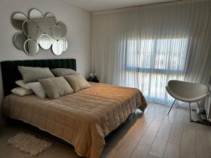 ベレン・デ・エスコバルにあるIncreíble apartamento en barrio cerrado con salida al río !のベッドと椅子と窓のある寝室 +38枚の写真