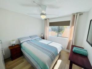 Un pat sau paturi într-o cameră la MarinaView Unit 24 - Break Free Resort- 2 Bedroom Self Contained +10 fotografii
