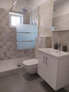 La salle de bains est pourvue de toilettes, d'un lavabo et d'une baignoire. dans l'établissement Apartments with a parking space Gradac, Makarska - 21437, à Gradac