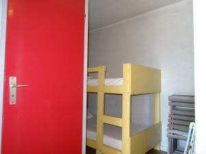 um quarto com um beliche e uma porta vermelha em Appartement Palavas-les-Flots, 2 pièces, 6 personnes - FR-1-559-18 em Palavas-les-Flots