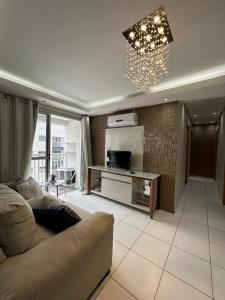 Una sala de estar con un sofá y un televisor. en Napolitan Paradise Apartamento Dom Pedro Manaus, en Manaus 22 fotos más