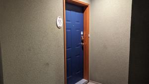 サンピークスにあるCrystal Forest #53 By Bear Countryの鏡付きの部屋の青いドア +14枚の写真