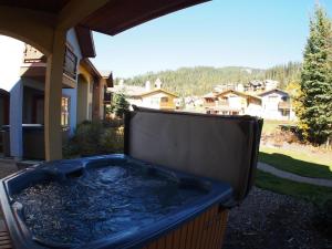 サンピークスにあるCrystal Forest #53 By Bear Countryの家のあるパティオに大型ホットタブが備わります。