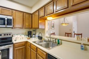 una cucina con armadi in legno e lavandino di Charming San Antonio Condo with Pool and Hot Tub! a San Antonio