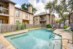 una piscina di fronte a un edificio di Charming San Antonio Condo with Pool and Hot Tub! a San Antonio