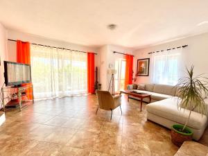sala de estar con sofá y TV en Apartments Kampe, en Kotor
