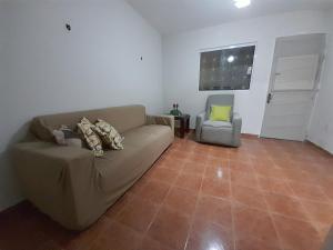 a living room with a couch and a chair at Flat com garagem para até 5 pessoas in Campina Grande