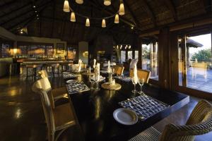 Restaurant o un lloc per menjar a Tshwene Lodge