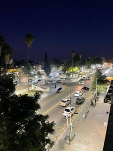 Una calle concurrida por la noche con coches aparcados en Departamento en San Martín Mendoza en San Martín