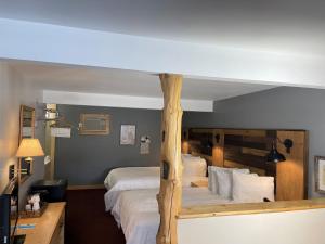 Postel nebo postele na pokoji v ubytování Moose Creek Lodge & Suites