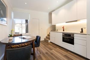 cocina con mesa de madera y comedor en Renovated Terrace-Style Apartment in Woollahra, en Sídney