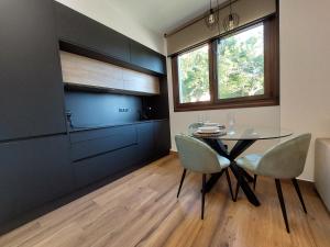 Una cocina y un comedor con mesa y sillas. en Apartamento Ricardo, en Carnota 11 fotos más