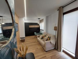 una sala de estar con un sofá y una mesa en Apartamento Ricardo, en Carnota