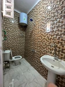 un baño con lavabo e inodoro en Skylen Apartment 2, en Hurghada