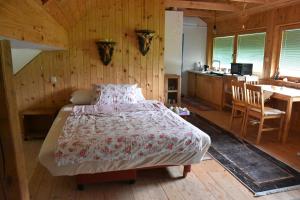 ein Schlafzimmer mit einem Bett in einem Holzzimmer in der Unterkunft Apartment in Grabrovec - Koroska Unterkärnten 44968 in Metlika