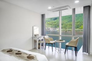 Postel nebo postele na pokoji v ubytování Crest72 Hotel