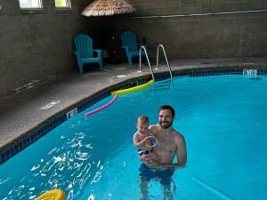 Bazén v ubytování Moose Creek Lodge & Suites nebo v jeho okolí