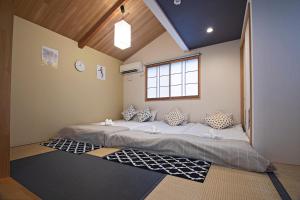 Postel nebo postele na pokoji v ubytování -時の宿 二条- 二条城前駅 Toki Nijo RoomB