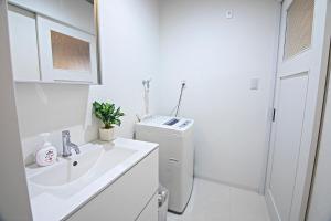 京都市にある-時の宿 二条- 二条城前駅 Toki Nijo RoomBの洗面台とトイレを備えた白いバスルーム +11枚の写真