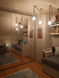 Schlafzimmer mit einem Bett und einer Glaswand in der Unterkunft Glam Design - Beautiful, comfortable and cosy house with garden, free parking and WIFI in Krakau
