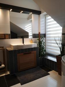 uma casa de banho com um lavatório e um espelho em Glam Design - Beautiful, comfortable and cosy house with garden, free parking and WIFI na Cracóvia